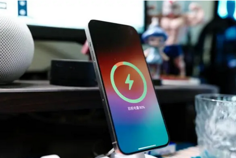 上栗苹果15换屏服务分享用什么充电器给iPhone15充电更好 